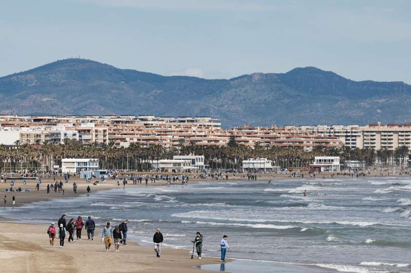 Numerosas personas pasean por la playa de La Malvarrosa de Valencia. EFE/Manuel Bruque
