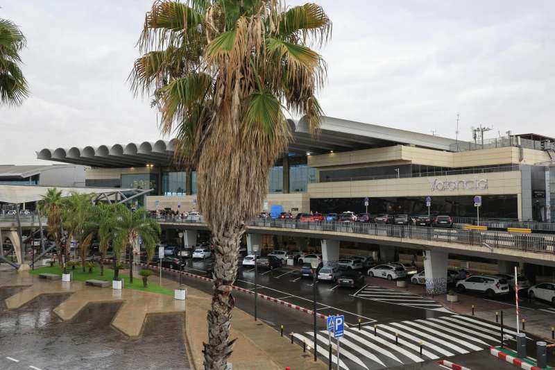 La fachada principal del Aeropuerto de Valencia, cuyo tráfico creció un 4,2% en marzo y supera el millón. / Foto: EFE
