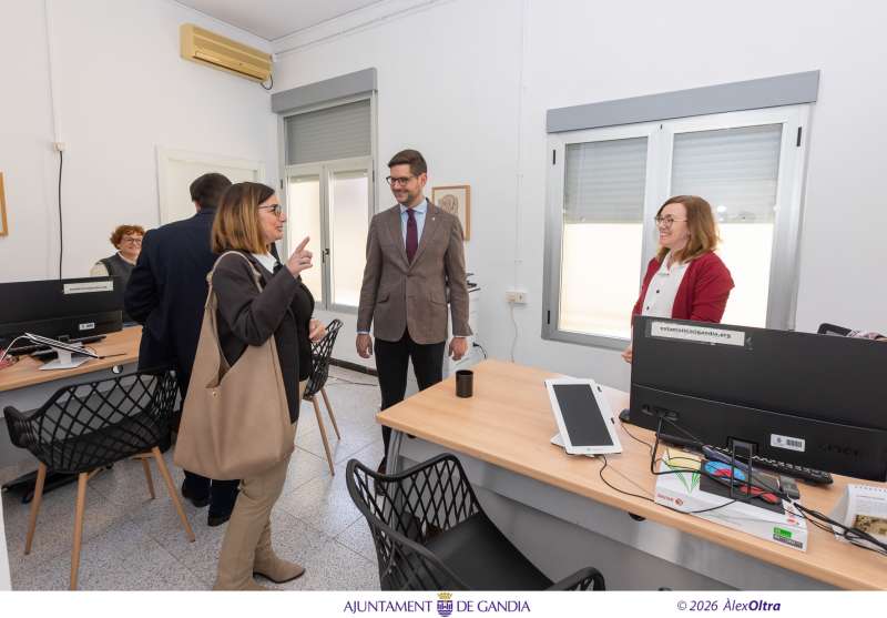 Visita institucional a la nova Oficina d"Atenció Ciutadana al barri de Benipeixcar de Gandia. / Àlex Oltra