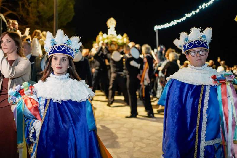 Una de les dones (esq.) que s"han incorporat a la representació de "Les quatre parts del món" de Cullera. / EPDA