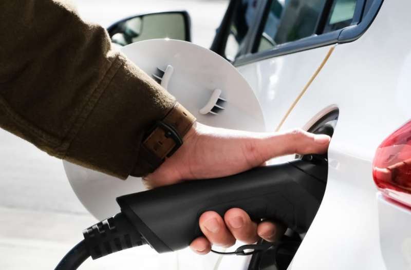 Momento de carga de un vehículo eléctrico. EPDA