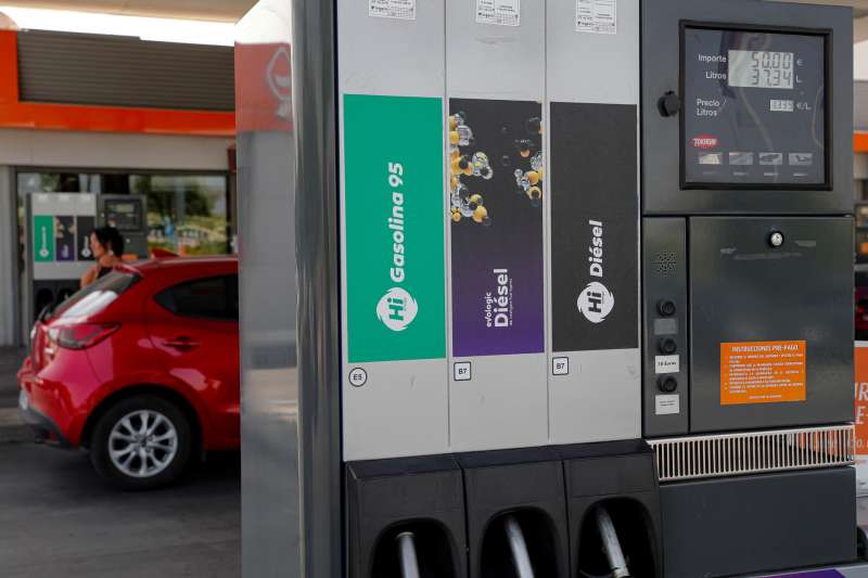 Detalle del surtidor de una gasolinera. EFE/Emilio Naranjo
