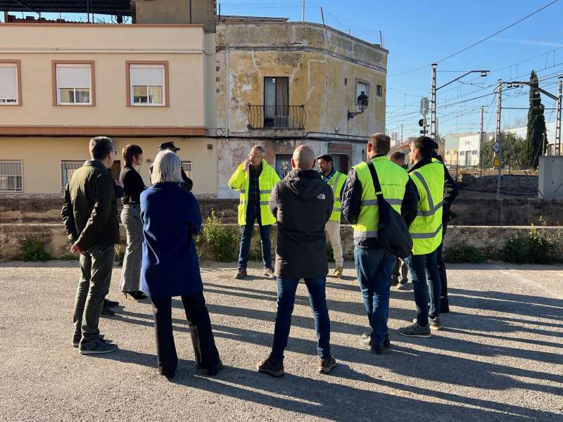 Personal tècnic de l"Ajuntament de Benifaió i del departament de l"Àrea de Carreteres de la Diputació de València en una reunió sobre les obres al pas inferior de l"Avinguda Reis Catòlics. / EPDA