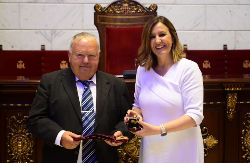 La alcaldesa con el alcalde pedáneo Jose Manuel Gimeno el día de la toma de posesión. / EPDA
