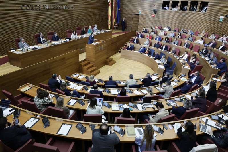 El president de la Generalitat, Juanfran Pérez Llorca, durante su quinta sesión de control parlamentario en el pleno de Les Corts Valencianes. EFE/Biel Aliño
