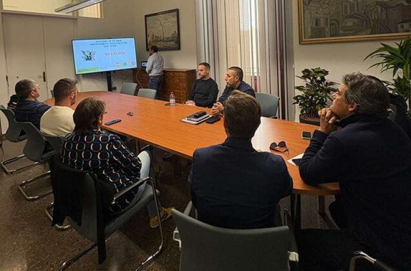 Reunión de portavoces en el Ayuntamiento de Sagunt, donde el equipo de gobierno ha presentado a los grupos municipales la memoria técnica del futuro estadio de fútbol de Internúcleos. / EPDA