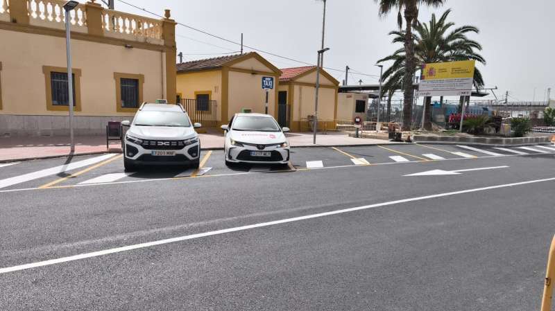 Dos taxis junto a la estación de tren de Sagunt, para los que el PP pido un espacio de sombra y una entrada específica. / EPDA