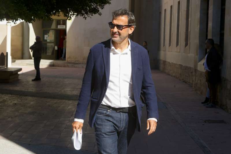 El director territorial de la Conselleria en Alicante, Juan Manuel Galbis, sale de los juzgados tras declarar ante la jueza sobre las viviendas VPP. EFE/Morell
