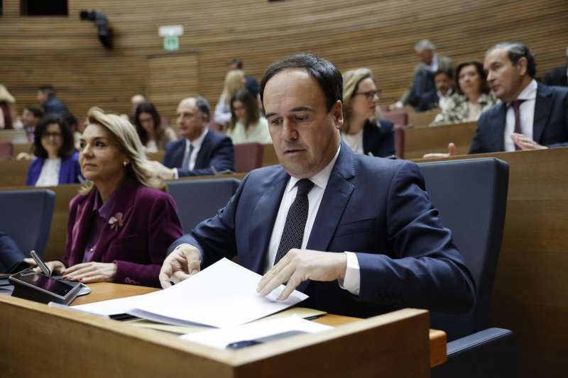 El president de la Generalitat, Juanfran Pérez Llorca, durante su quinta sesión de control parlamentario en el pleno de Les Corts. EFE/Biel Aliño
