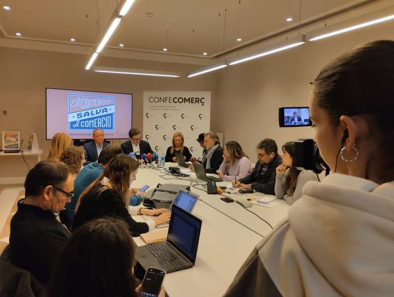 Reunión sobre la campaña "El comercio salva al comercio" de Confecomerç y otras entidades. / EPDA