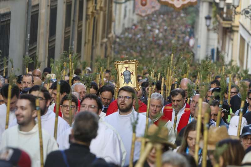 Decenas de miles de alicantinos recorren a pie la distancia que separa la concatedral de San Nicolás y el monasterio de Santa Faz en la segunda romería más multitudinaria de España. EFE/Morell