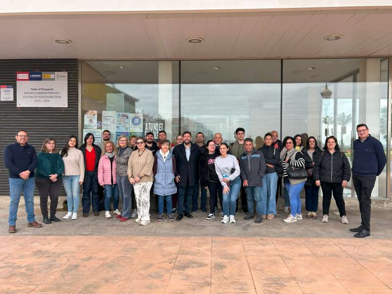 El alcalde, Fran López, junto a los participantes de un taller de empleo celebrado en Rafelbunyol./EPDA