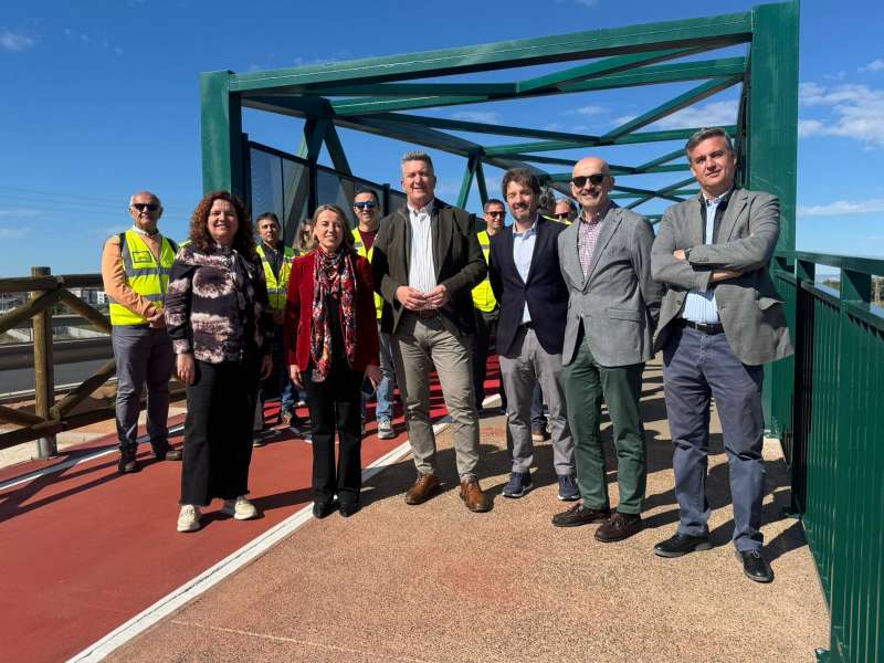 El vicepresidente tercero del Consell y conseller de Infraestructuras, Vicente Martínez Mus, ha visitado esta infraestructura que conecta distintos municipios con un itinerario continuo para peatones y ciclistas./EPDA