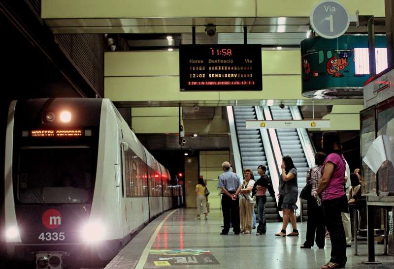 Un convoy de Metrovalencia en la estación de Colón. EFE/Manuel Bruque/Archivo
