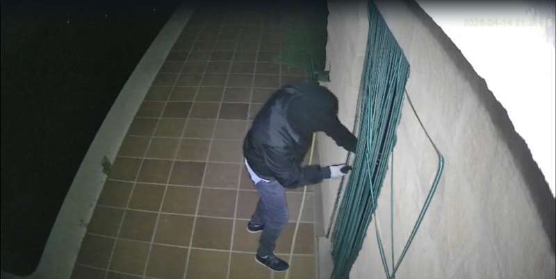 Un lladre força l´entrada d´una casa de camp a Guadassuar en una imatge captada per la càmera de seguretat. / EPDA