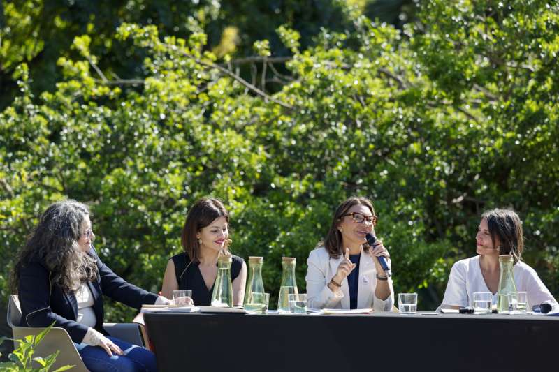  La ministra Sira Rego (2ª i), la exvicepresidenta del Gobierno valenciano y aspirante de Compromís a la alcaldía de València Mónica Oltra (i), la eurodiputada de Podemos Irene Montero (d) y la primera dama de Brasil, Rosangela da Silva (2ª d), durante el acto "No a la guerra, no a la violencia política, por un mundo ecofeminista". EFE/Ana Escobar