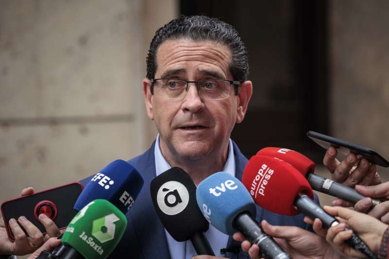 El vicepresidente de Les Corts Valencianes por el Partido Popular, Jorge Bellver, atiende a los medios de comunicación sobre el caso Azud. Archivo/EFE/Biel Aliño
