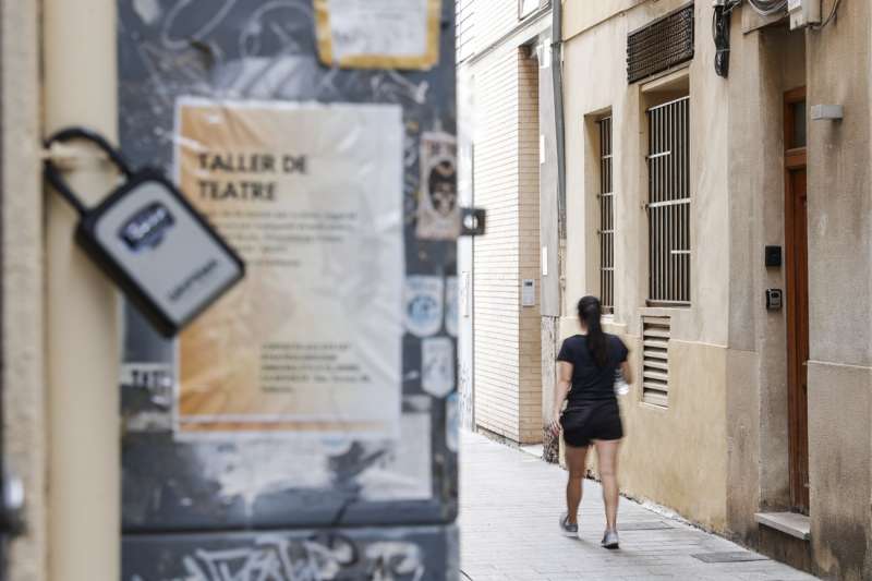Un cajetín con las llaves de la vivienda se ha colocado en una canalización en una calle de la ciudad de Valencia. EFE/Manuel Bruque
