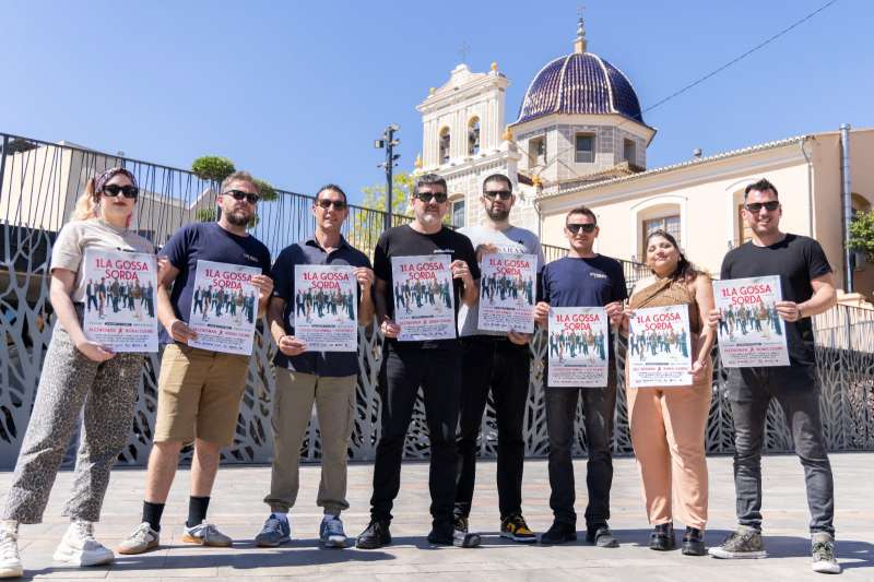 Els integrants de la Gossa Sorda amb els cartells del concert./EPDA