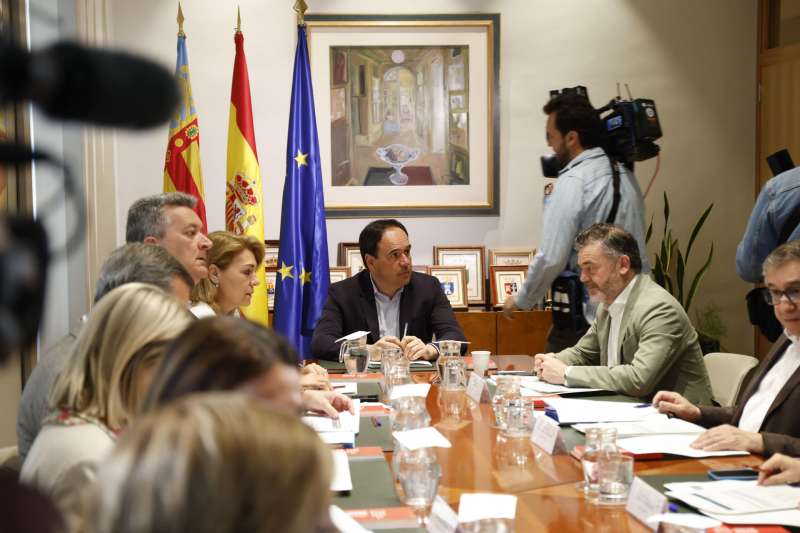 El president de la Generalitat, Juanfran Pérez Llorca (c), preside la sesión plenaria del Gobierno valenciano, esta semana celebrada en Alicante. EFE/Pablo Miranzo
