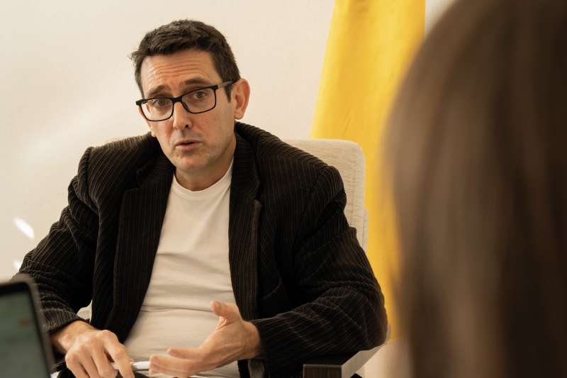 L"alcalde de Casinos, Miguel Navarré, durant l"entrevista. /JAIME SORIANO