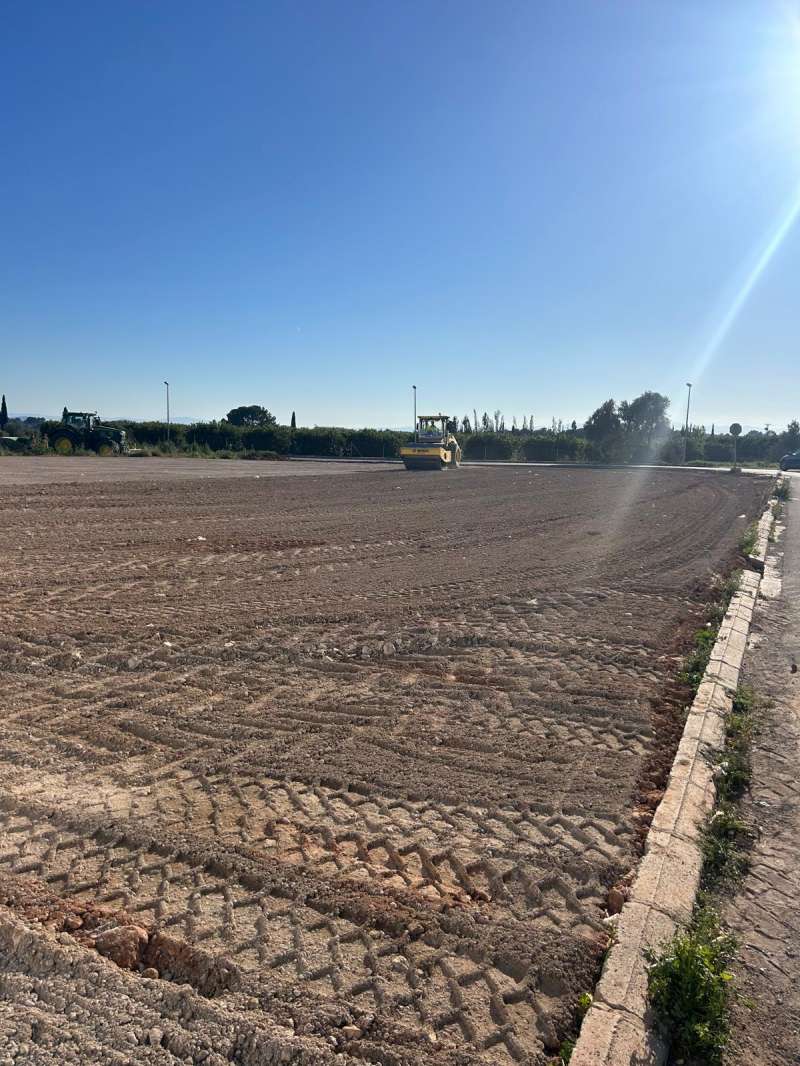 Obras en lla nueva zona de aparcamiento entre las Calles L"Eliana y Túria de Marines. /EPDA