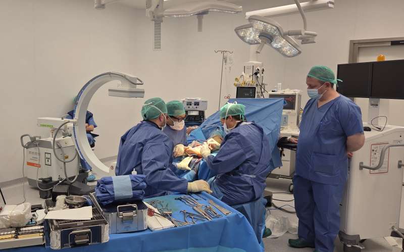 Cirujanos rusos observan al Dr. Rodrigo Díaz