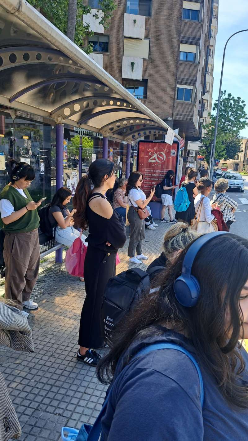 Passatgers esperant el bus a Gandia. / EPDA