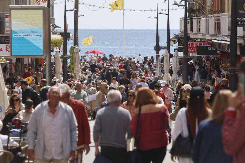 Gran afluencia de turistas durante esta Semana Santa en Benidorm. EFE/Morell/Archivo
