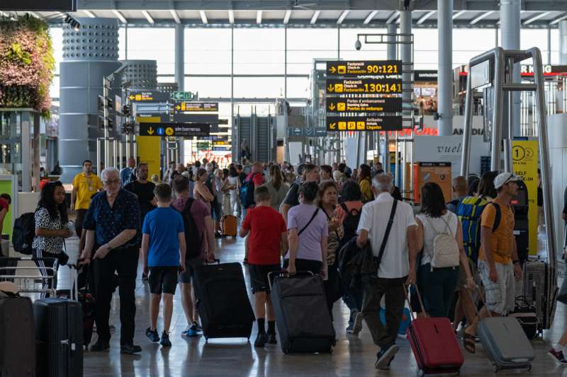 Imagen de archivo de pasajeros en el aeropuerto de Alicante-Elche Miguel Hernández. EFE/Pablo Miranzo
