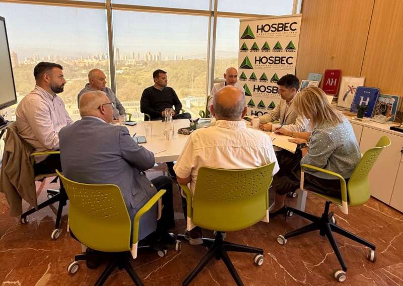 Imagen de la reunión entre la Confederación de Taxistas Autónomos de la Comunitat Valenciana y HOSBEC. EPDA