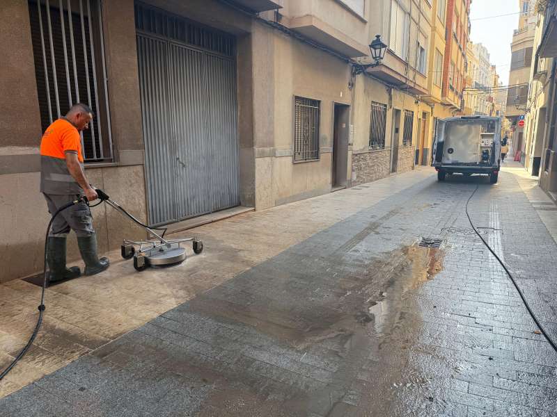 Nueva campana hidrolimpiadora para el servicio de limpieza de Burriana. / EPDA