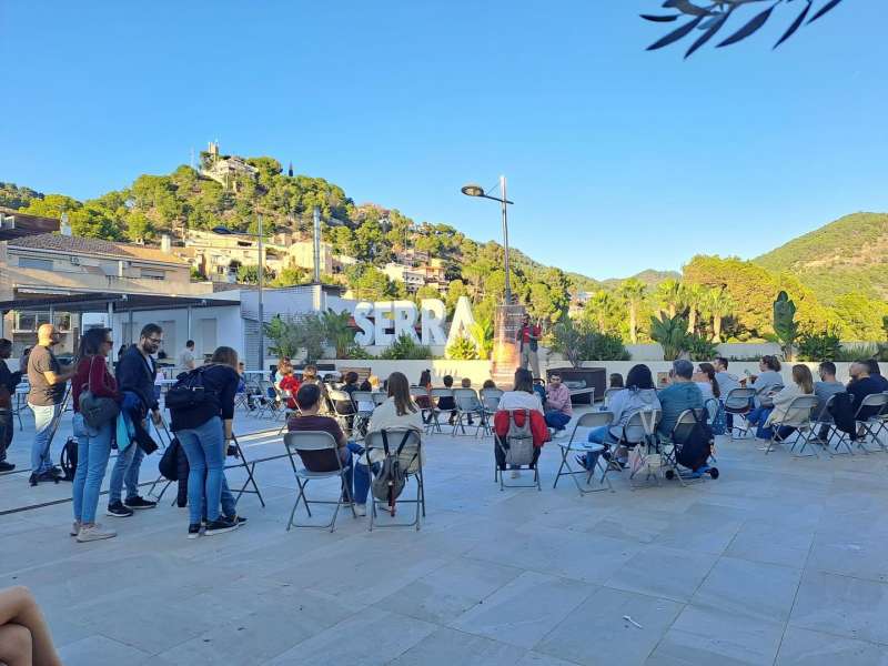 Conta contes a l"aire lliure a Serra el passat octubre. /EPDA