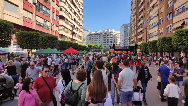 L"Avinguda Sants Patrons d"Alzira, plena de gent en la 41a Trobada d"Escoles en Valencià de la Ribera. / EPDA