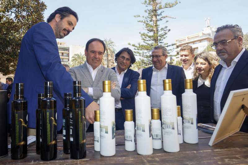 El president de la Generalitat, Juanfran Pérez Llorca (2º i), durante la presentación de la I Muestra de Aceite Provincial de Alicante, en la que participan 22 almazaras. EFE/Morell