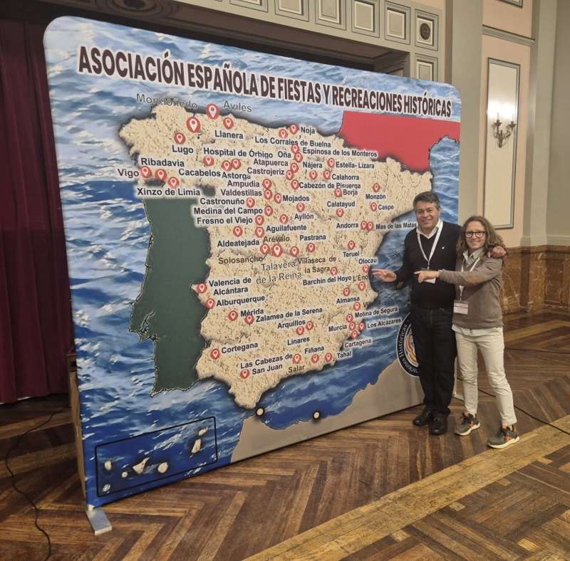 L?alcalde d"Olocau, Antonio Ropero, i la regidora de Cultura, Desa Vilaplana, a l"assemblea nacional celebrada a Lugo. /EPDA