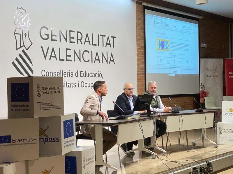 El subdirector general de Formación del Profesorado, Jordi Martí (derecha) en una jornada informativa sobre Erasmus+. Imagen de archivo/EFE/Generalitat Valenciana.
