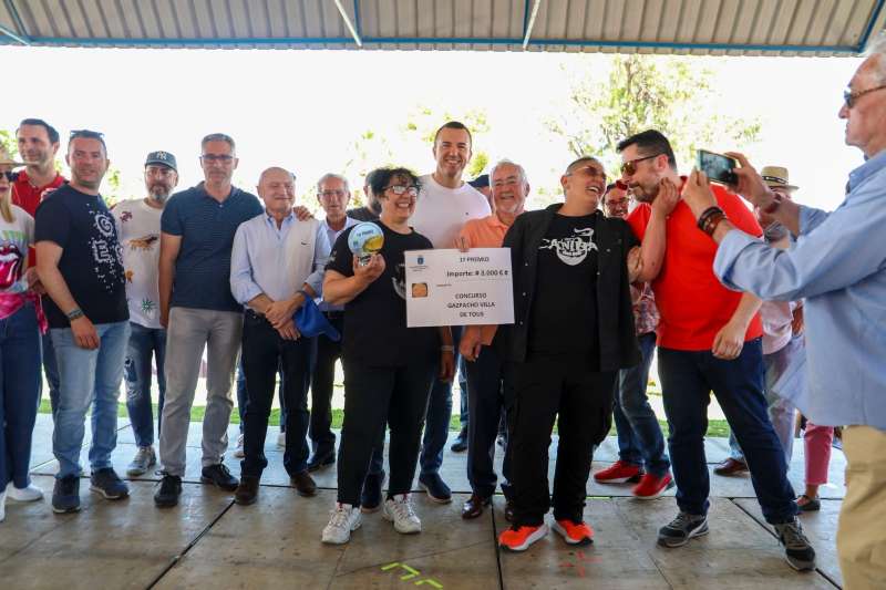 Entrega del primer premio del Concurso de Gazpacho de Tous al restaurante Caníbal Burguer de Alzira. / EPDA