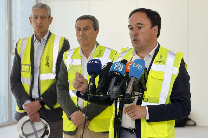 El president de la Generalitat, Juanfran Pérez Llorca, durante su visita este martes a las obras de ampliación del Hospital Universitario Vega Baja de Orihuela. EFE/Morell