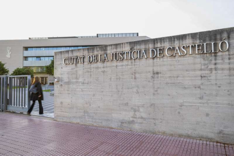 Una persona accede a la Ciudad de la Justicia de Castellón. Archivo/ EFE/Andreu Esteban
