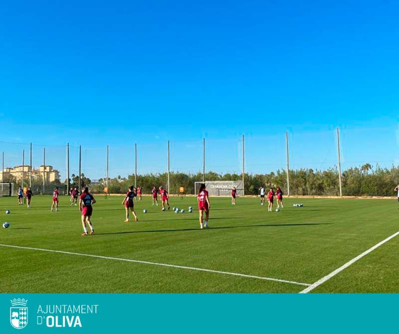 Jugadores de la Selecció Espanyola de Futbol en una visita a Oliva. / EPDA