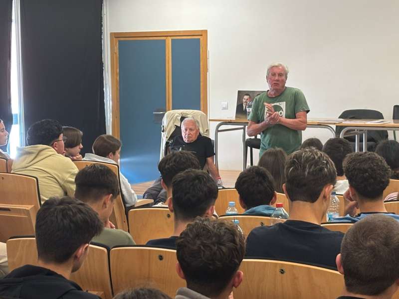 L"IES La Vall de Segó i l"Associació El Molí de Quart les Valls durant una de les xarrades amb objectiu d"apropar la memòria històrica a l"alumnat. / EPDA