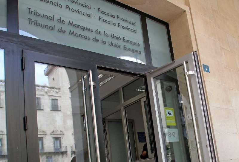 Entrada principal de la Audiencia Provincial de Alicante. EFE/MorellArchivo
