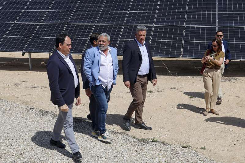 El president de la Generalitat, Juanfran Pérez Llorca (i), asiste a la puesta en marcha del Huerto Solar ?Manuel Serna Serna? de la Cooperativa Eléctrica-Benéfica Albaterense. EFE/Morell
