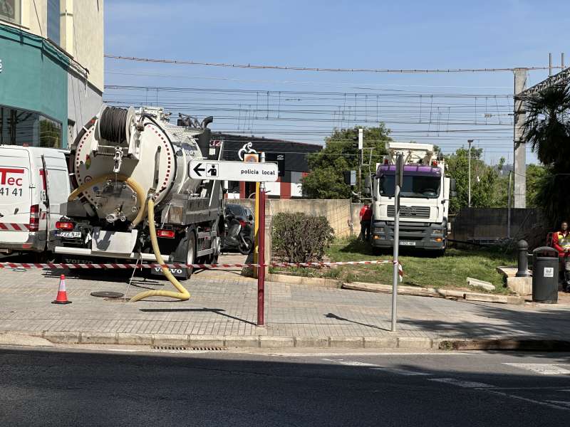 Obres en el punt afectat per l?avaria del sistema de sanejament a Xàtiva./ EPDA