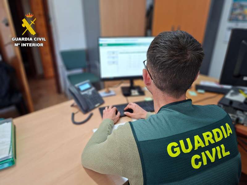 Imagen de archivo de un investigador de la Guarda Civil. / EFE
