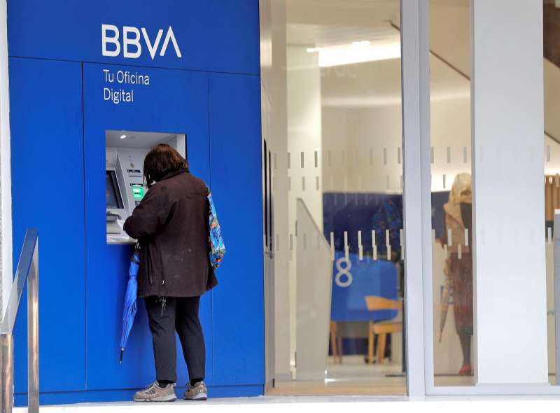 Una persona realiza una gestión en el cajero de un banco. EFE/ Manuel Bruque/Archivo
