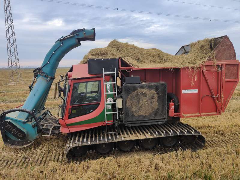 Una máquina quitanieves adaptada para la extracción de la paja del arroz. /EPDA
