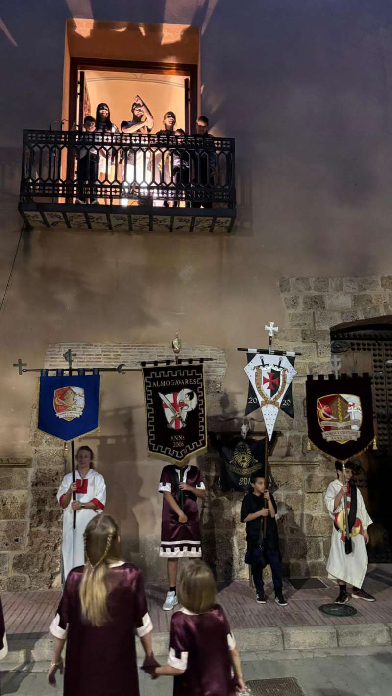 Capitanes en el balcón del Palacio de los Condes de Cervellón. Templarios Anna