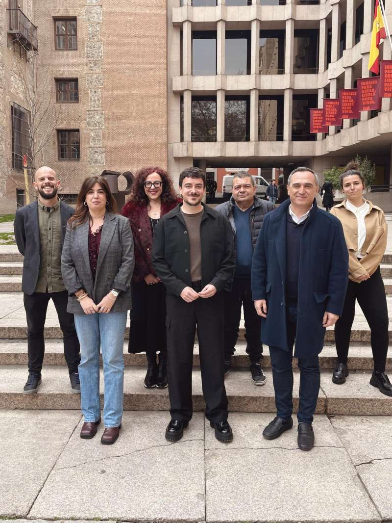 La delegació en defensa de la candidatura de "Potries 2031" davant del Ministeri de Cultura. / EPDA